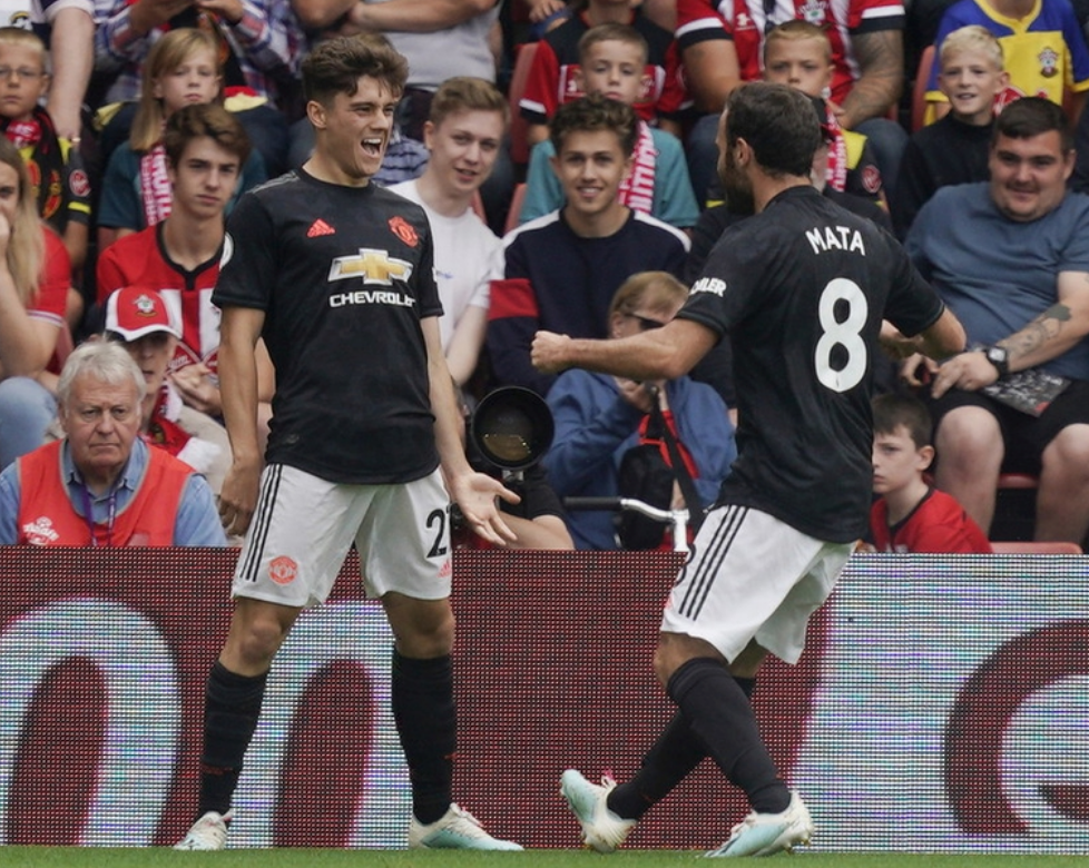 英雄联盟s15-冲刺阶段突围战来临，巴塞罗那围绕英超门线救险，更衣室稳定，临场指挥获称赞